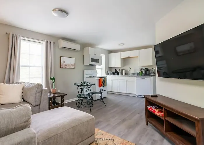 Plush 1 Bed Apt Near Five Points! Bring Your Pets!