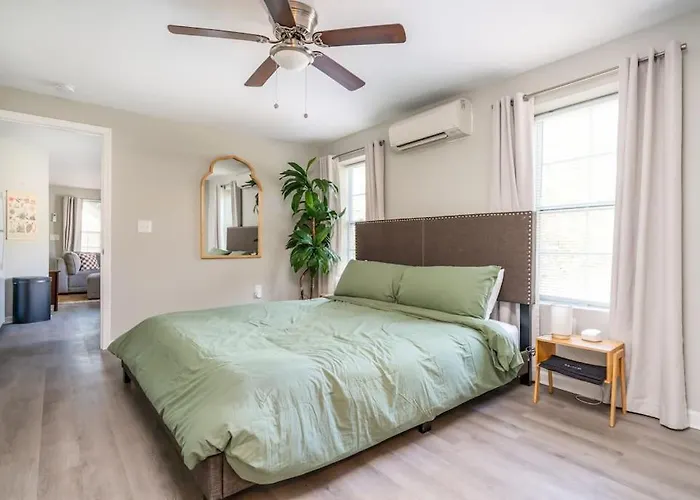 Plush 1 Bed Apt Near Five Points! Bring Your Pets!