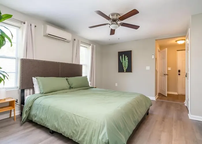 Plush 1 Bed Apt Near Five Points! Bring Your Pets!