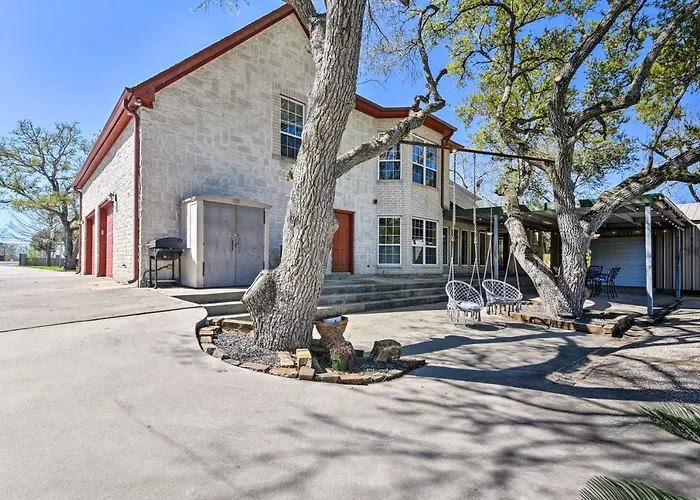 Waterfront Family Home W/ Patio In Hitchcock