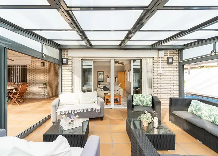 "Charm & Cozy 4Br - 3Ba With Pool & Barbecue"