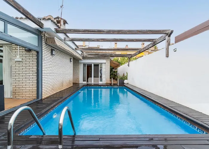 "Charm & Cozy 4Br - 3Ba With Pool & Barbecue"