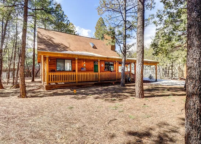 Near Hiking Trails: Wooded Cabin In Lakeside!