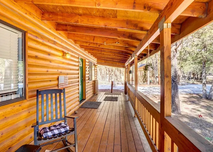 Near Hiking Trails: Wooded Cabin In Lakeside!