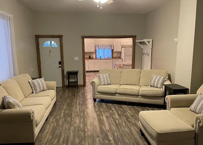 Downtown Farmhouse: Modern 3-Bed Apartment near Honeywell Theater