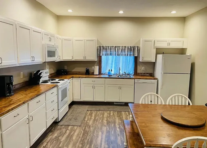 Downtown Farmhouse: Modern 3-Bed Apartment near Honeywell Theater