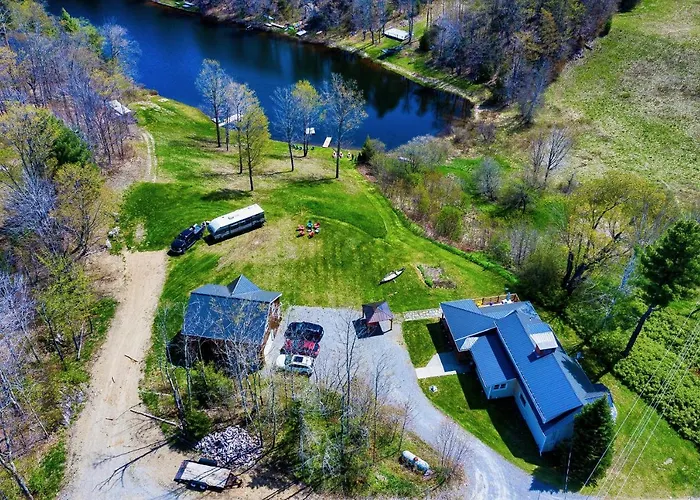 Stunning Lake Front! Modern+Chic+Cosy Pet Friendly