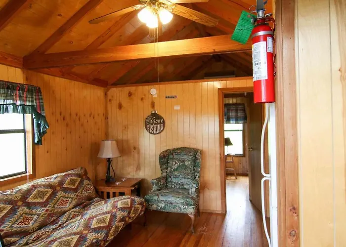 Lakefront Cedar Cabin - 9