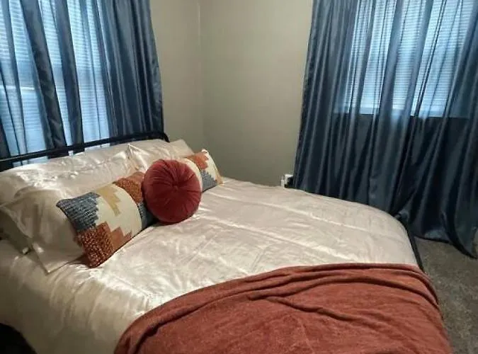 Cozy Vintage Getaway Minutes From Downtown