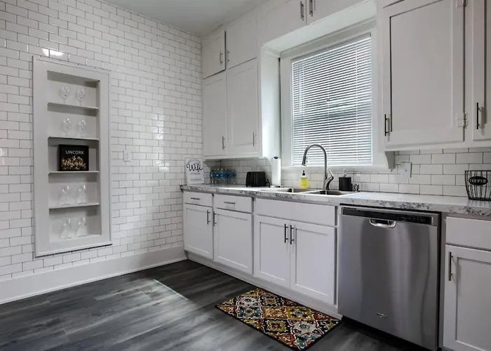 Cozy Vintage Getaway Minutes From Downtown