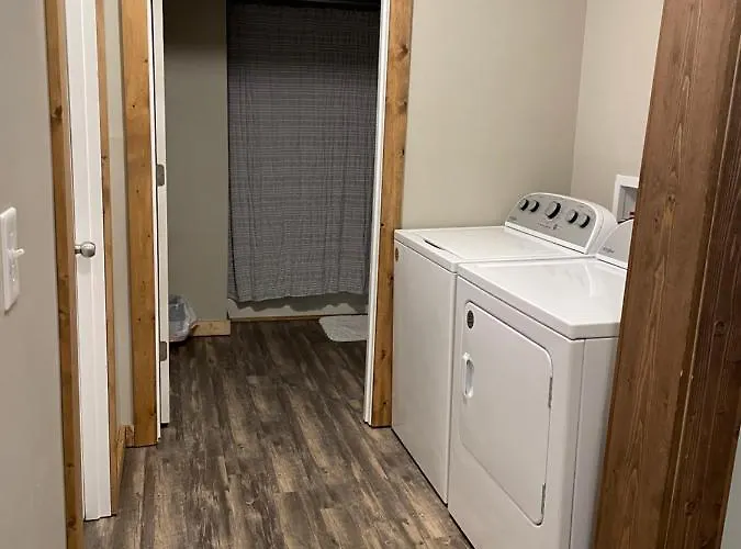 Downtown Farmhouse: Modern 3-Bed Apartment near Honeywell Theater