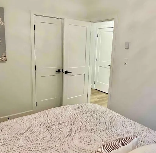 Adorable 1 Bedroom Suite- A Skip To Galloping Goose