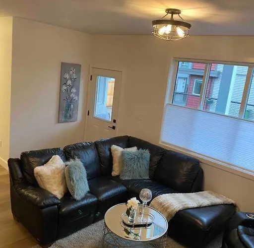 Adorable 1 Bedroom Suite- A Skip To Galloping Goose