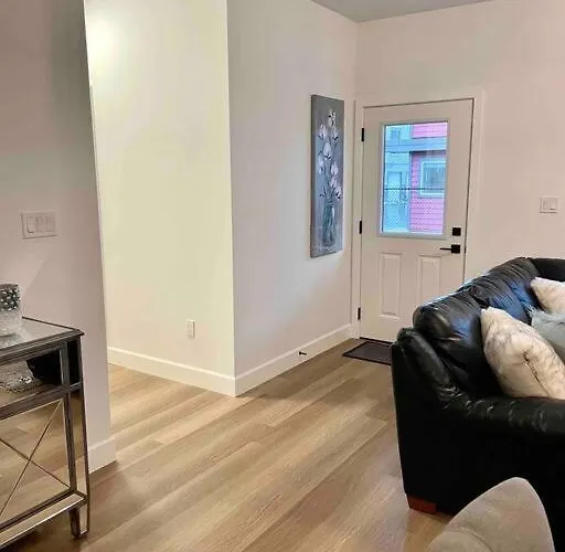 Adorable 1 Bedroom Suite- A Skip To Galloping Goose
