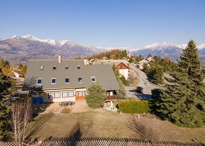 Maison L'Aiguille: Mountain Retreat with Guest Apartments