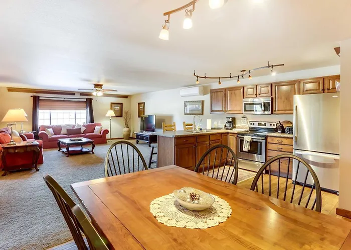 Centrally-Located Deadwood Apt W/ Mountain Views!