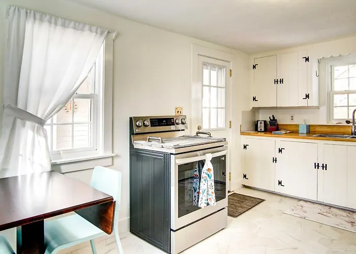 2 Mi To Beach: Walkable Coastal Gem In Hyannis!