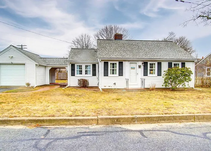 2 Mi To Beach: Walkable Coastal Gem In Hyannis!