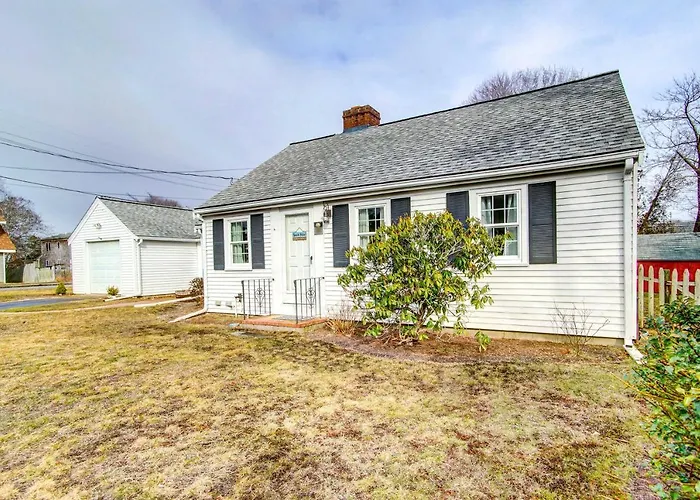 2 Mi To Beach: Walkable Coastal Gem In Hyannis!