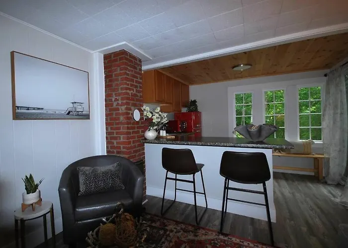 Spacious 1 Bedroom Cottage Close To Everything 3