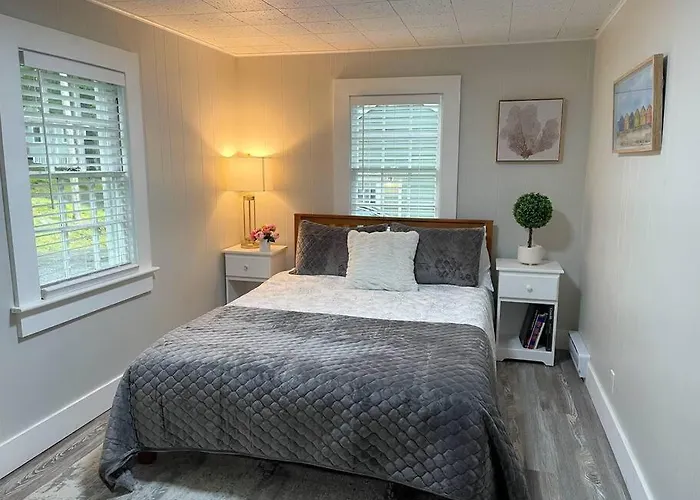 Spacious 1 Bedroom Cottage Close To Everything 3