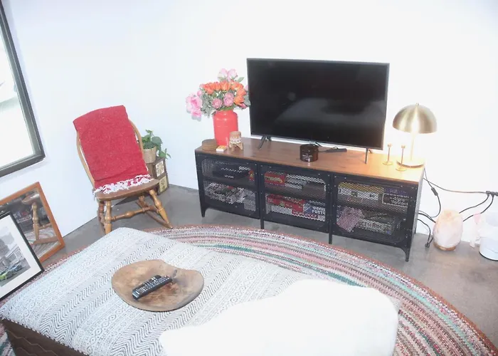 Cozy Fresh Desert Hideaway, 5 Mins To Joshua Tree