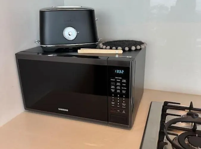 Modern 2 Brm Apt In Williamstown