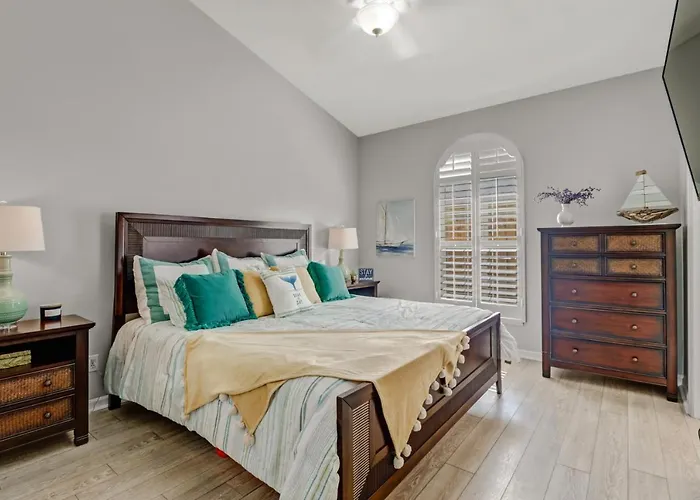 Cozy Beach House - 5 minutes from Vanderbilt Beach