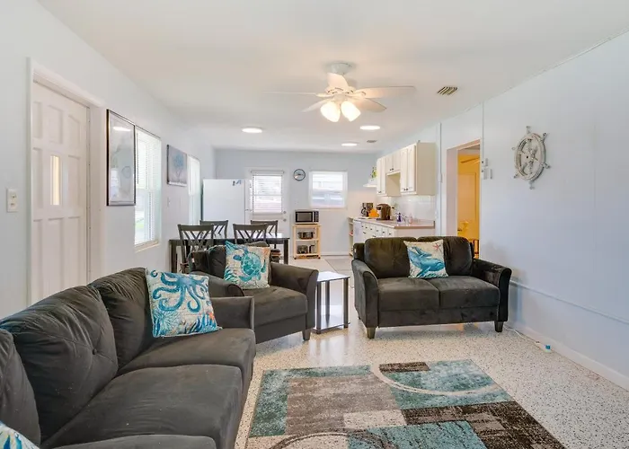 Waterfront Okeechobee Getaway W/ Backyard Dock!