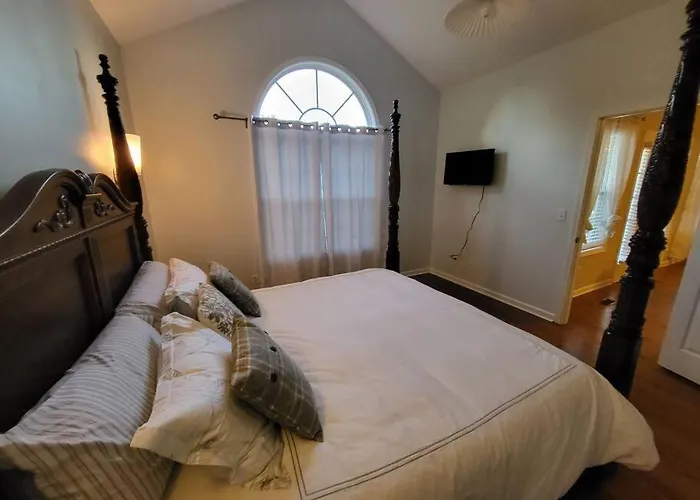 11. Spacious Lakeview Home In Guntersville