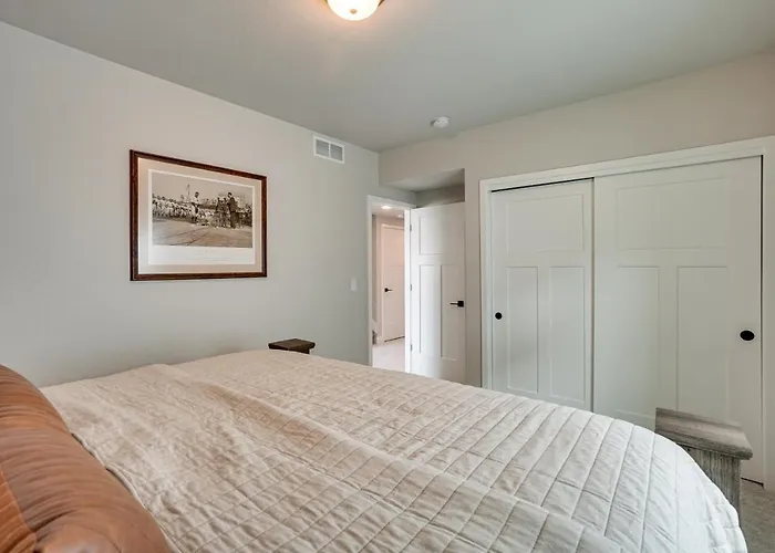 Family-Friendly Townhome ~ 2 Mi To Windsor Lake!
