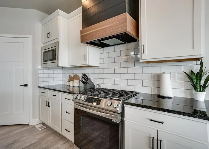 Family-Friendly Townhome ~ 2 Mi To Windsor Lake!