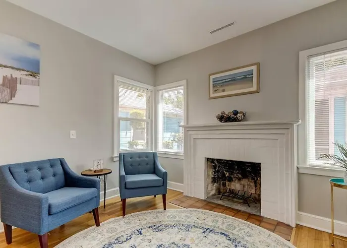 Light & Bright! Quaint Downtown Dunedin Bungalow!