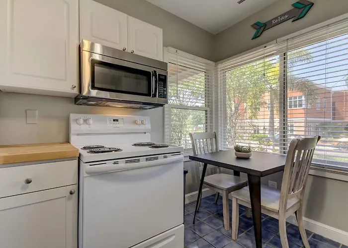 Light & Bright! Quaint Downtown Dunedin Bungalow!