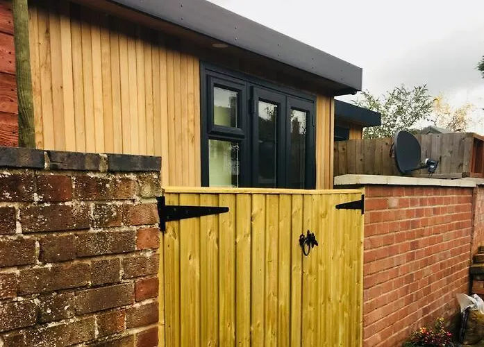 Cabin Retreat In The Heart Of Warwick.