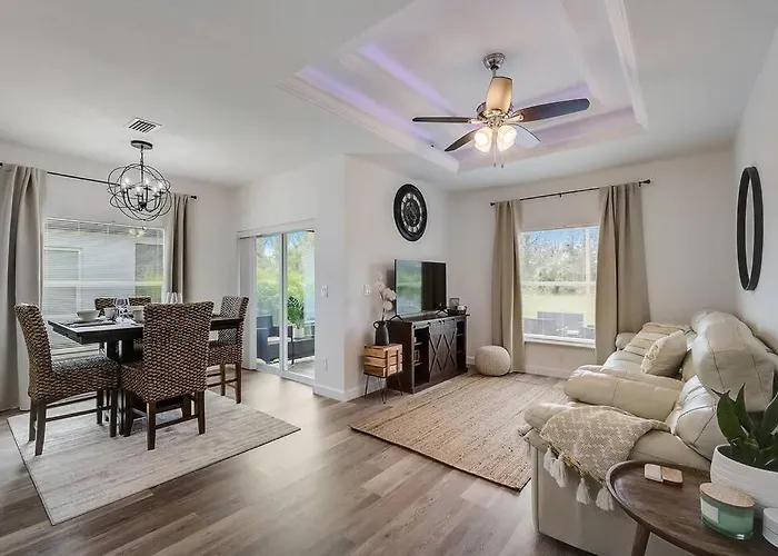 Family Villa King Bed, 3 Bedrooms 2Baths, 7 Guests, Close To Beaches, Golfing, Fishing