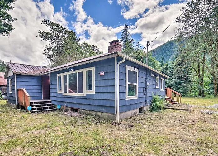 Mtn-View Deck & Fire Pit: Modern Gold Bar Escape