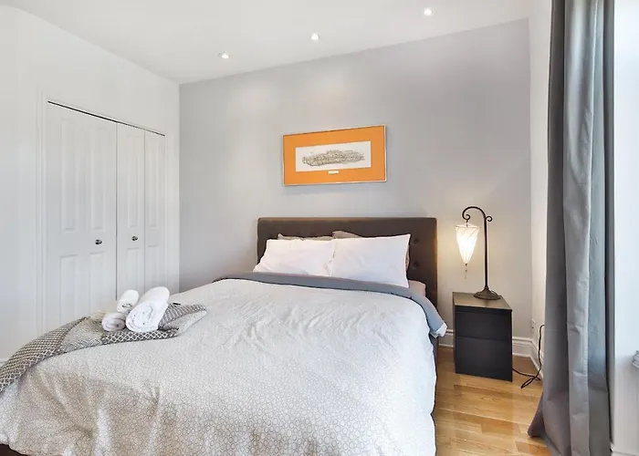 Stunning Full Apartments - Stocked Kitchens - Washer & Dryers - Workspace Provided - Fast Wifi - Located On The Famous St Denis Street - Near Metro Mont Royal