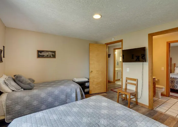 'Snowed Inn' Cozy Winterplace Ski-In/Ski-Out Cabin