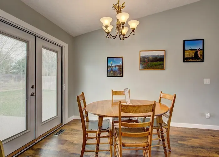 Hello Dolly: Cozy 3-Bed Retreat with Fireplace near Trails and River