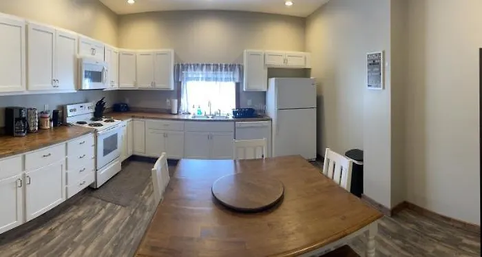 Downtown Farmhouse: Modern 3-Bed Apartment near Honeywell Theater