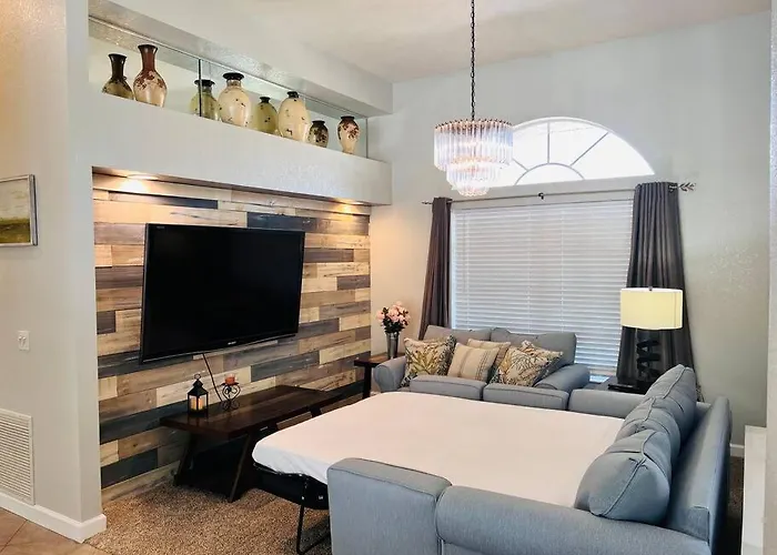 Peachland Getaway With Pool And Tiki Bar