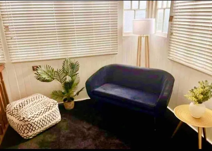 Charming 5Br Family Home W/Pool 10Min From Airport
