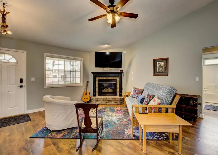 Hello Dolly: Cozy 3-Bed Retreat with Fireplace near Trails and River