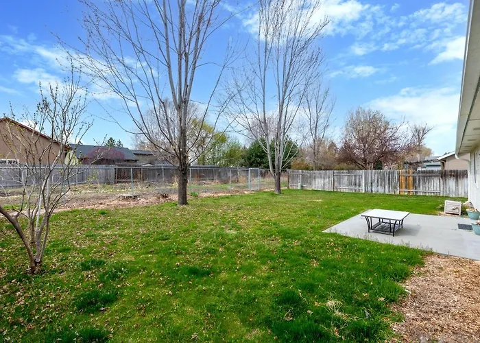 Hello Dolly: Cozy 3-Bed Retreat with Fireplace near Trails and River