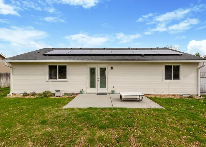 Hello Dolly: Cozy 3-Bed Retreat with Fireplace near Trails and River