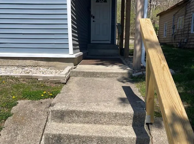 Downtown Farmhouse: Modern 3-Bed Apartment near Honeywell Theater