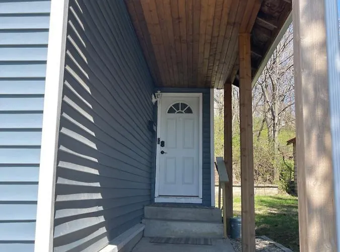 Downtown Farmhouse: Modern 3-Bed Apartment near Honeywell Theater