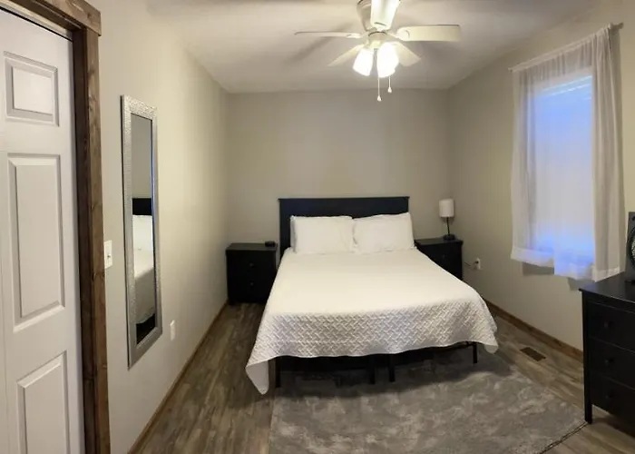 Downtown Farmhouse: Modern 3-Bed Apartment near Honeywell Theater