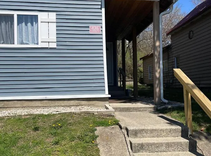 Downtown Farmhouse: Modern 3-Bed Apartment near Honeywell Theater